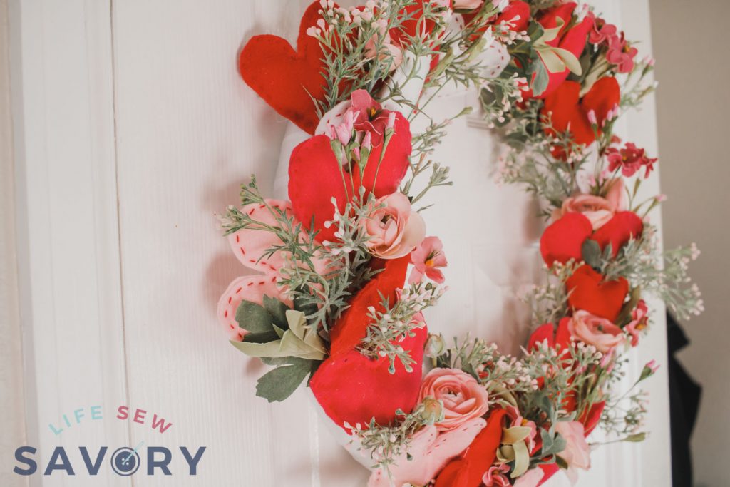 gorgeous diy valentines wreath with felt hearts and flowers