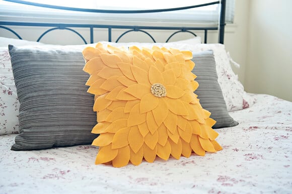 Felt-Sunflower-Pillow-02