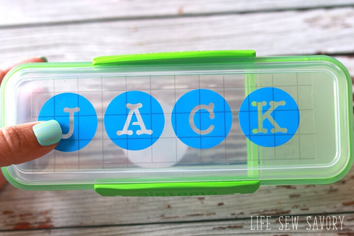 how to add a vinyl label to a lunch box