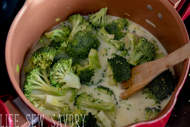 Broccoli soup with leeks keto friendly
