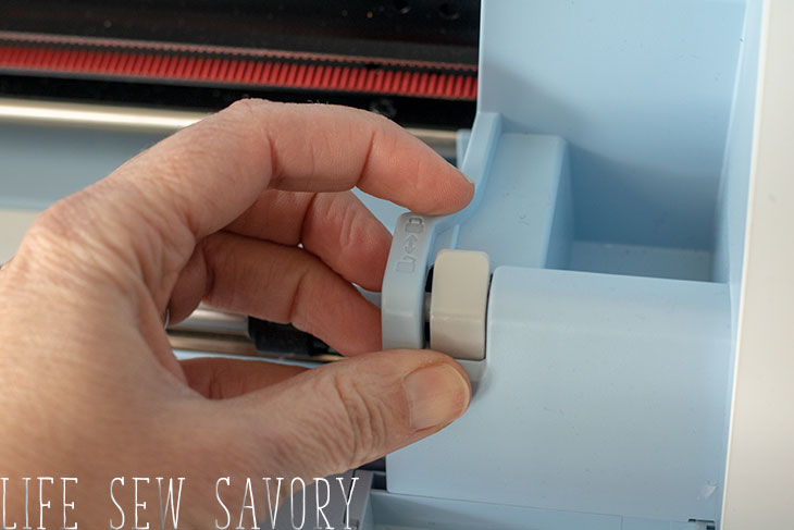 How to use the Scan N Cut Roll Feeder