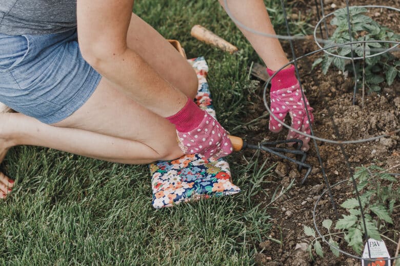 Use this gardening knee pad tutorial to make a cute pad to protect your knees this summer. Easy to sew and perfect for garden use.