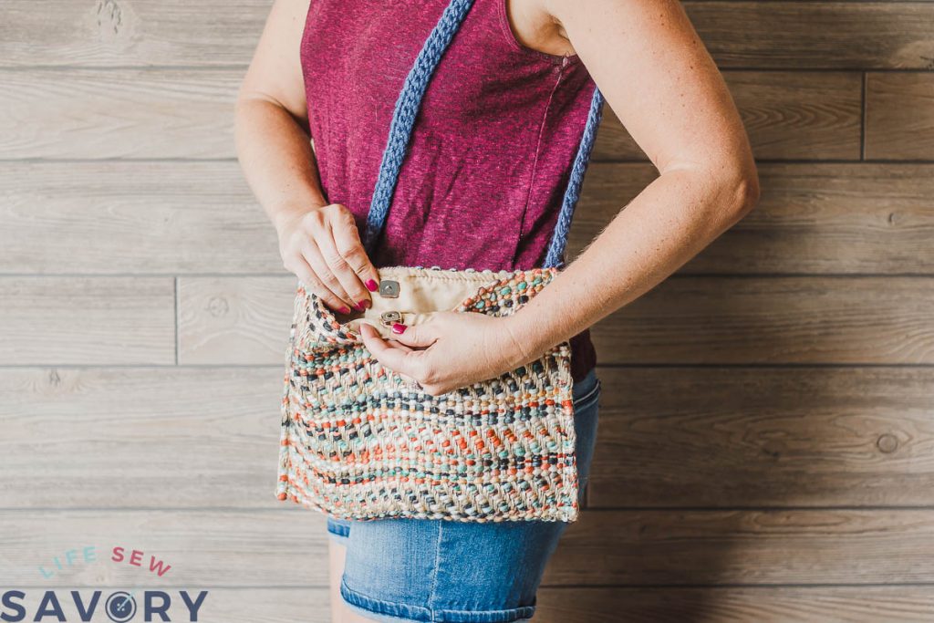 magnetic clasp on bag