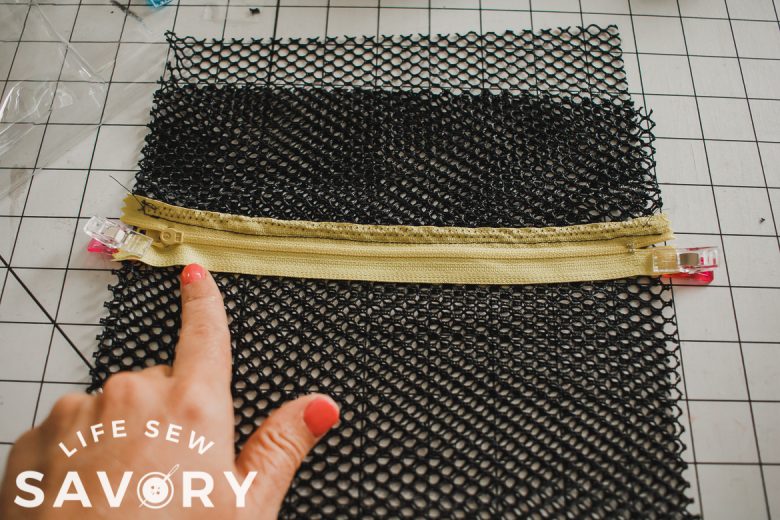 add zipper for pocekt