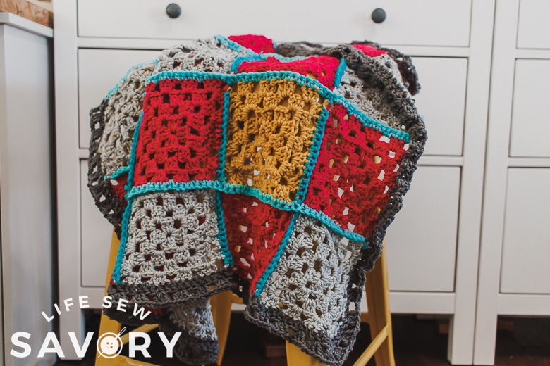 crochet a granny square quilt