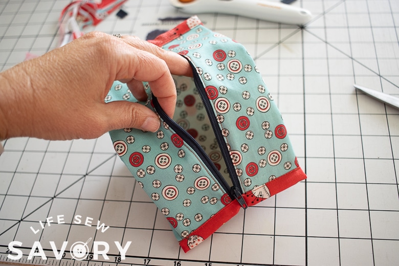 popcorn style zipper pouch sewing tutorial
