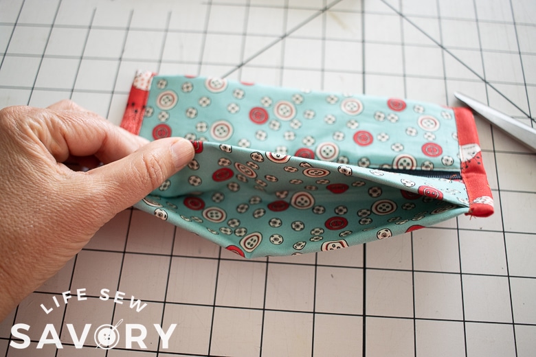 expandable sides of the pouch