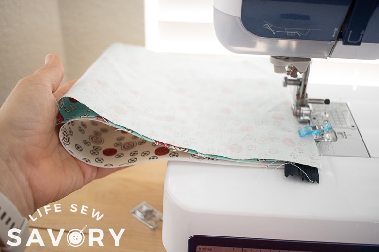 sew fabric with zipper in the middle