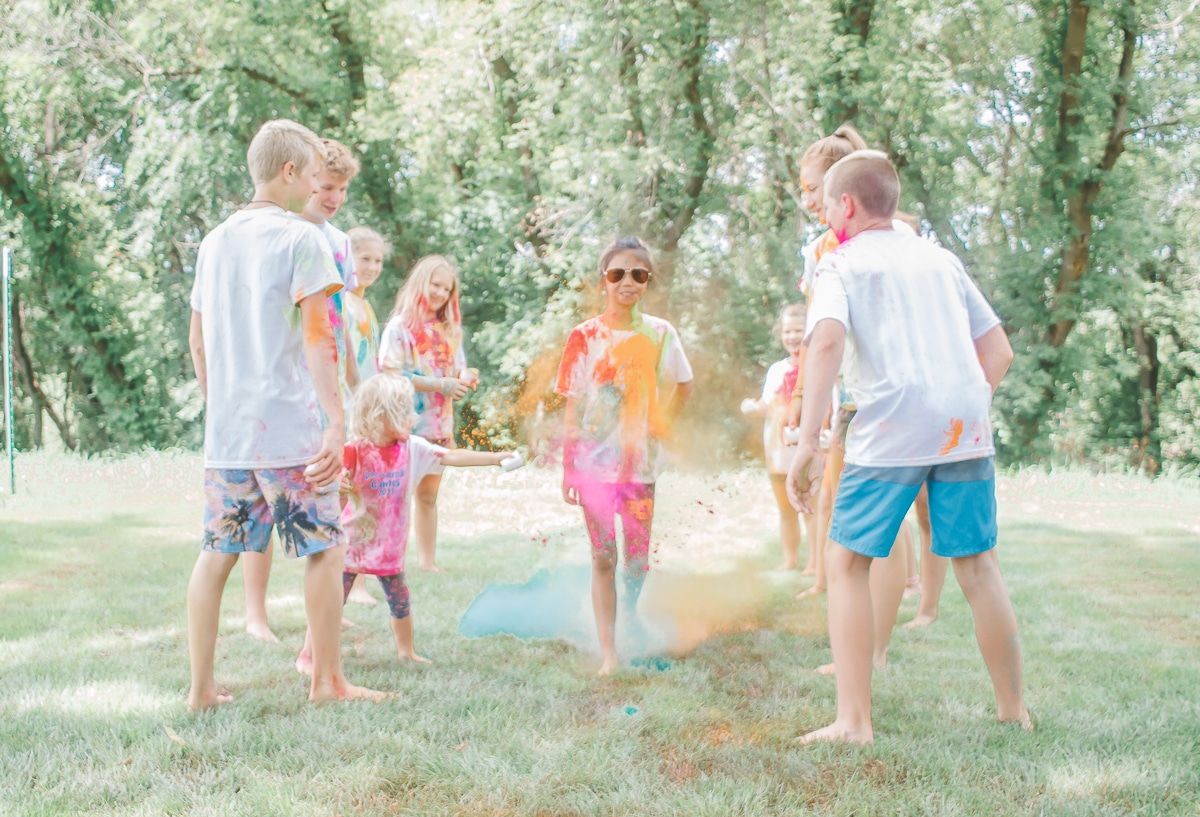 fun color photo shoot idea for cousins. Summer photo shoot ideas for family