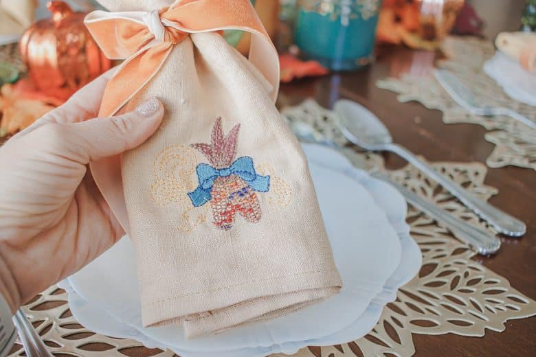 create Thanksgiving napkins with machine embroidery