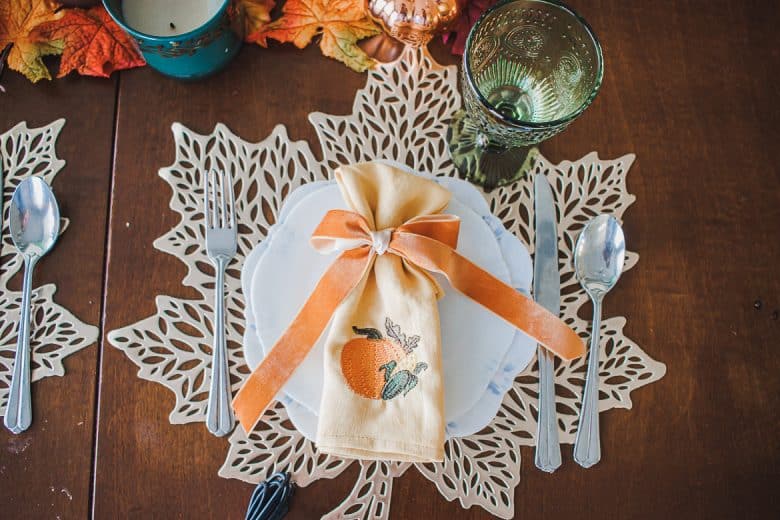 DIY Thanksgiving napkins with machine embroidery