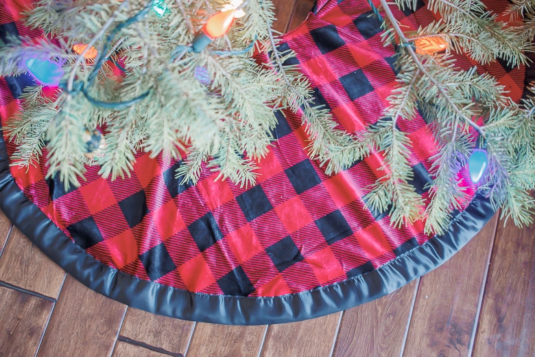 how to sew a Christmas tree skirt from a blanket simple sewing tutorial