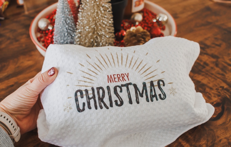 use Christmas towels to give away baked goods this Christmas