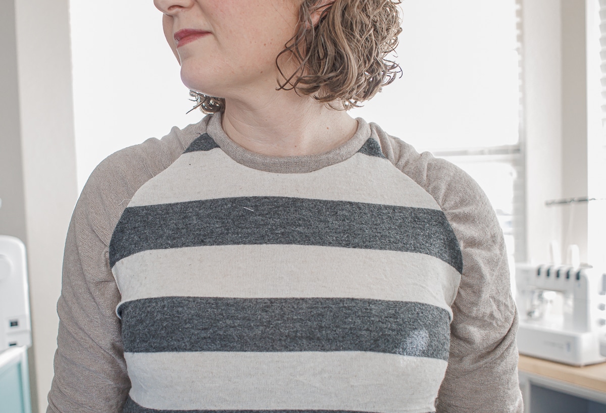learn how to create a gathered shoulder raglan style shirt with this sewing hack. Use the free tutorial to create beautiful gathered shoulders on your shirt. 