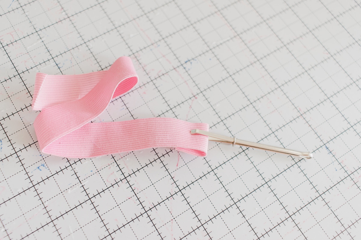 Bodkin for threading elastic