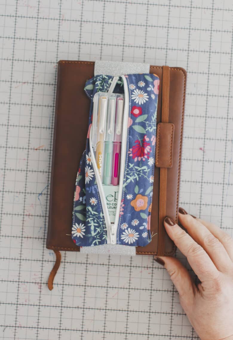 Zippered pen holder for norebooks