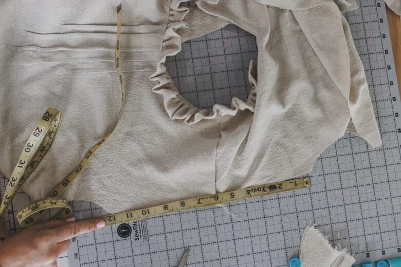 measure shoulder width
