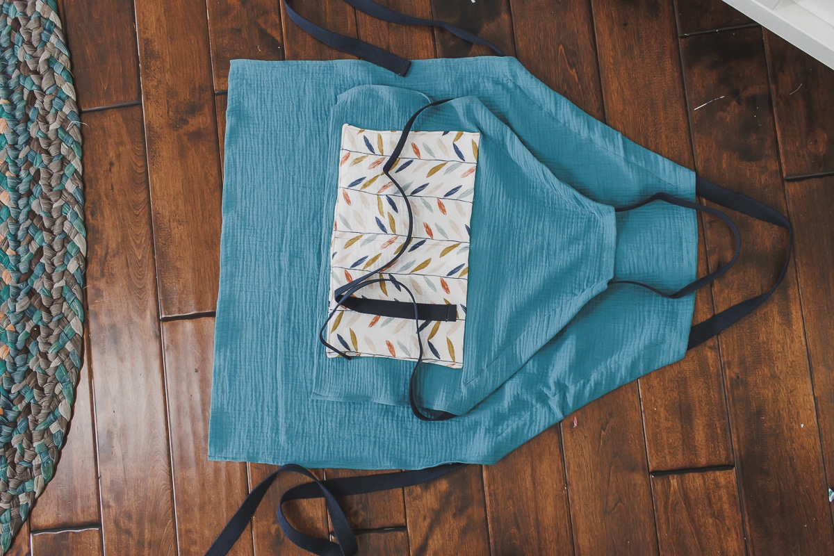 two sizes of adjustable apron to sew